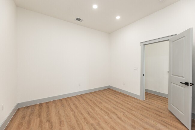 Photo - 704 S 1st St