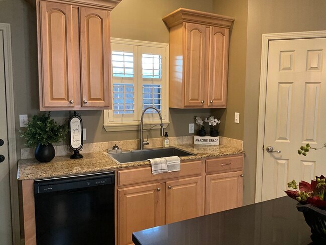 Photo - 1720 Mignonette Ln