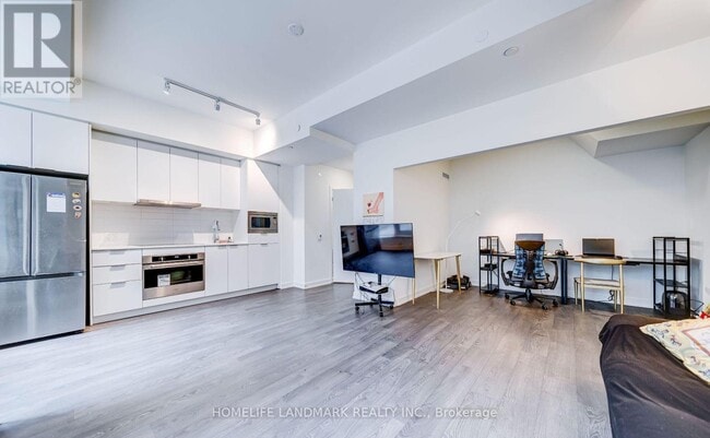 Photo - 8 Olympic Gdn Dr