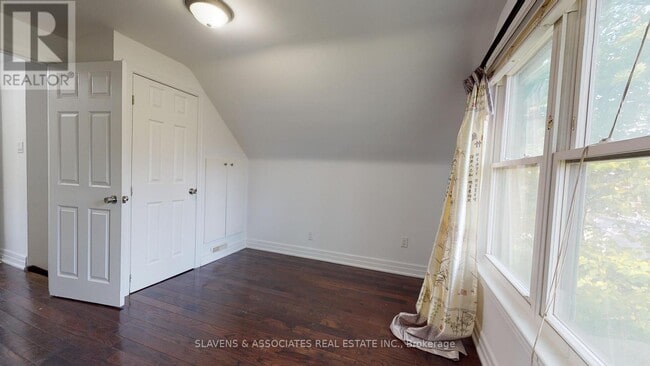 Photo - 262 Poyntz Ave