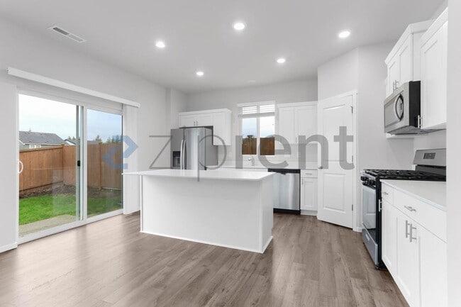 Photo - 1421 SW Pendleton Way