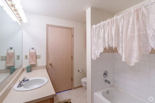 1BR, 1BA - 660 SF