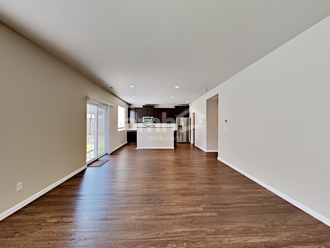 Photo - 245 Iris Ln N