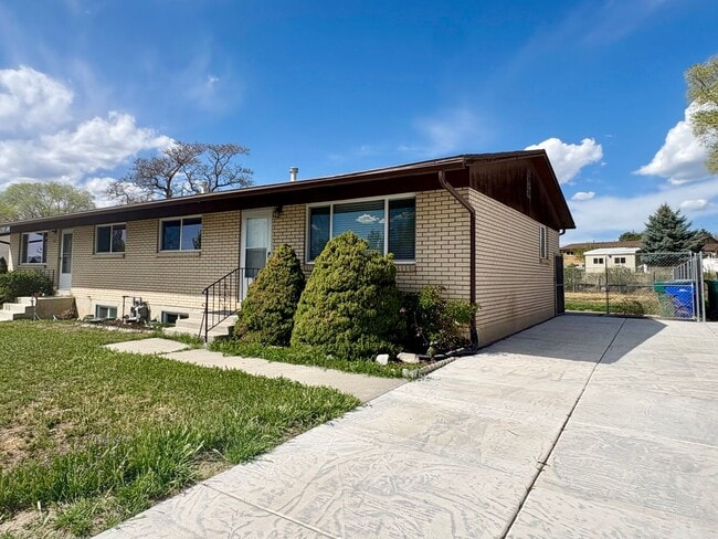 Building Photo - Newly Renovated 3 Bedroom, 1 Bath Duplex – in Lehi!