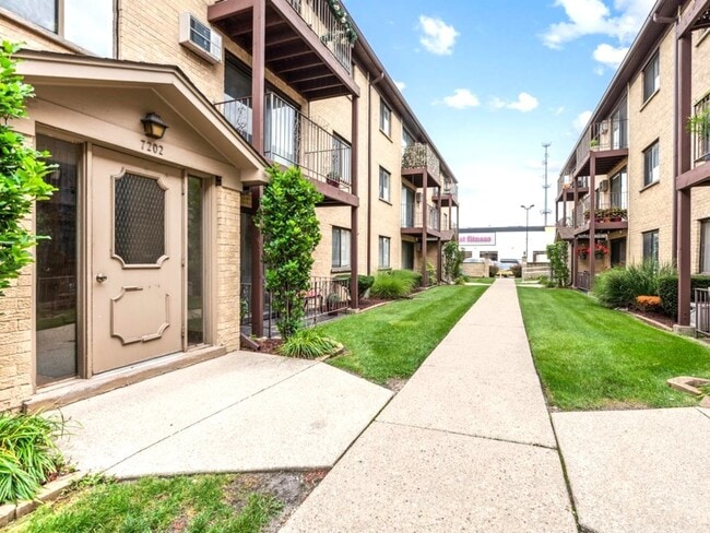 Building Photo - 7202 W Wrightwood Ave Unit 2S Rental