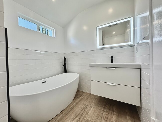 Bathtub - 4918 Haskell Ave