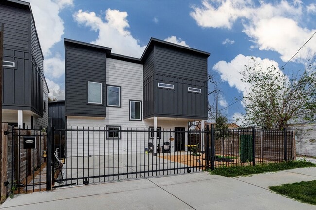 Photo - 5407 Lee St