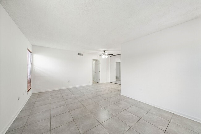Building Photo - 711 Holiday Dr Unit True