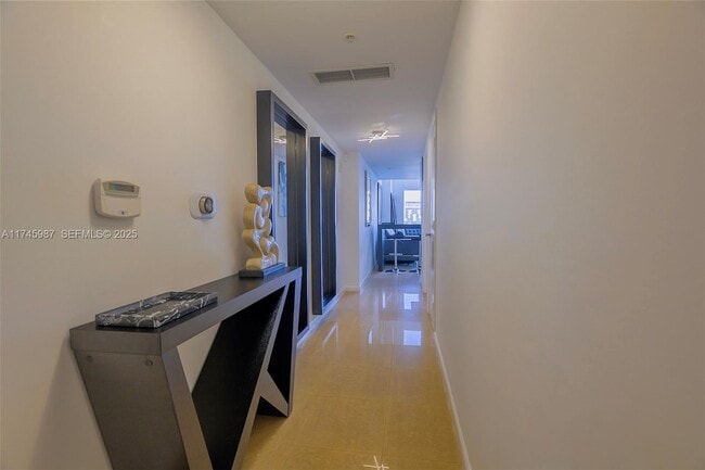 Building Photo - 41 SE 5th St Unit 2011