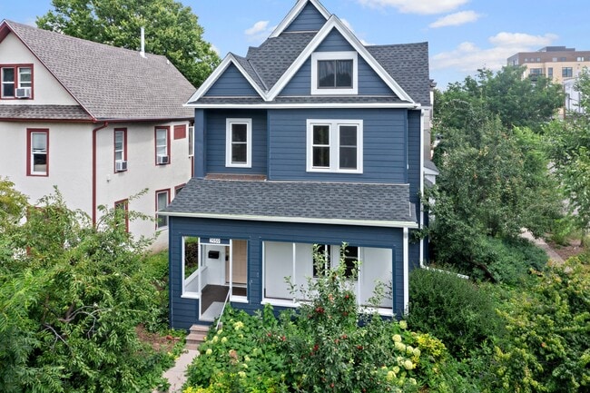 Upper unit (3 bed/1 bath)for rent - 2559 Aldrich Ave S Unit Upper