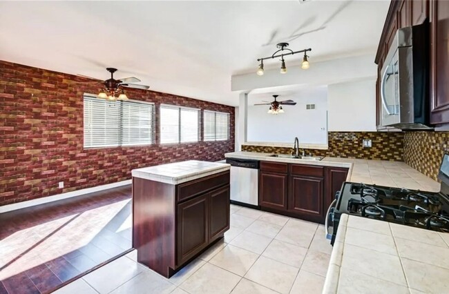 Spacious 2-Bedroom Condo Near Topanga West... - Spacious 2-Bedroom Condo Near Topanga West...