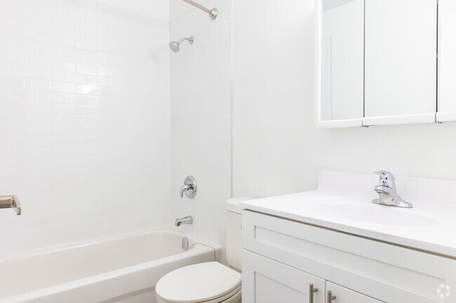 1BR, 1BA - 866SF - Bathroom - Bedford Oaks