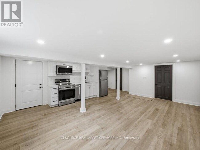 Photo - 647 Limeridge Rd E