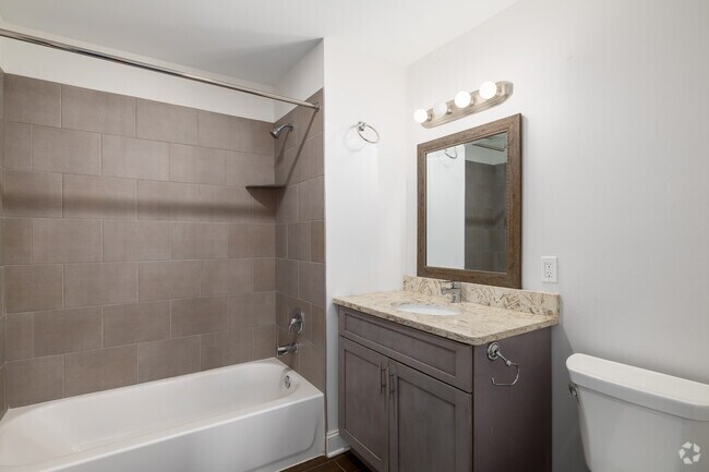 2BR, 1BA - 980SF - Bathroom - Washington Ave Apartments