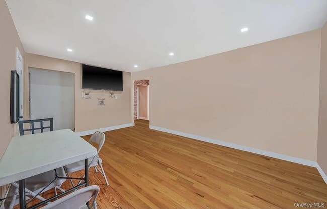 Photo - 202-02 109th Ave