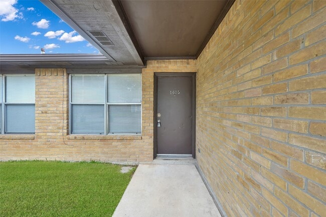 Photo - 1605 Hazelwood St