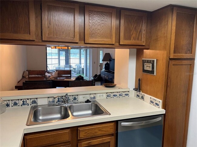 Photo - 333 Woodlake Wynde