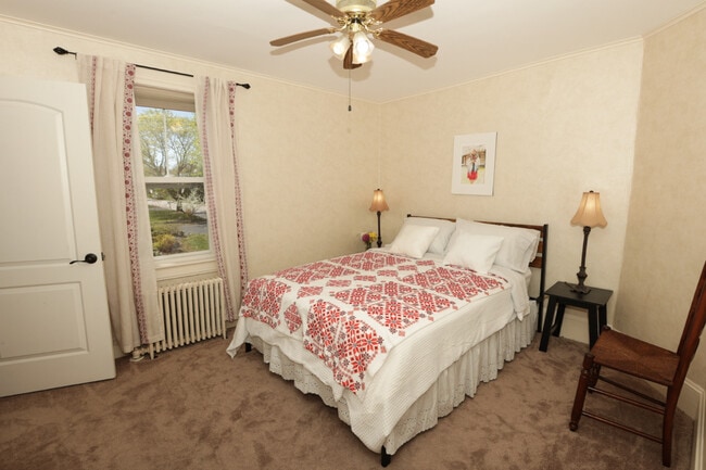 27 Commonwealth Ave Unit Ukrainian Furnished Home