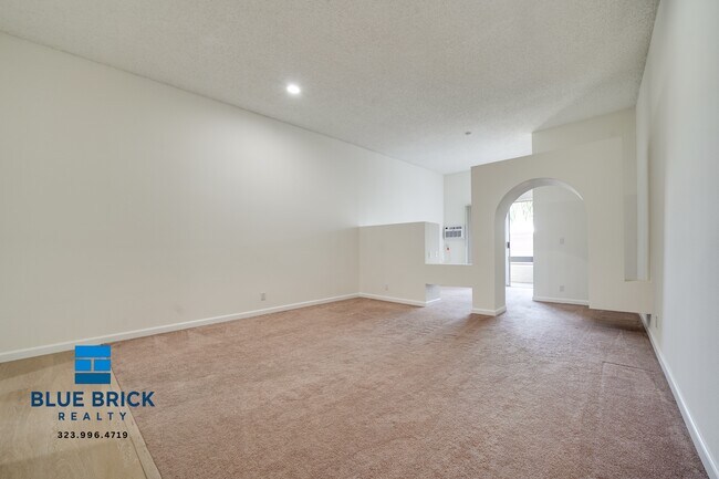 Building Photo - 11225 Morrison St Unit 115