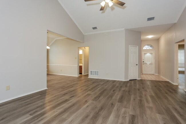 Photo - 712 Stain Glass Dr