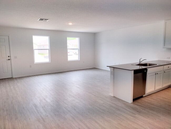 Photo - 1214 Janzen Rd