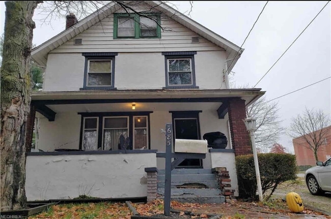 Building Photo - 685 Garry Rd