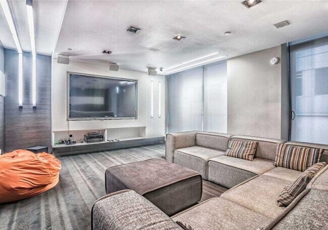 Building Photo - 101 Peter St