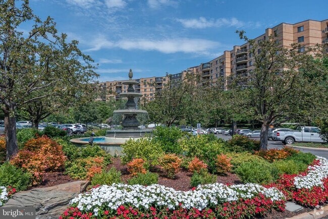 Building Photo - 8350 Greensboro Dr Unit 107 Rental