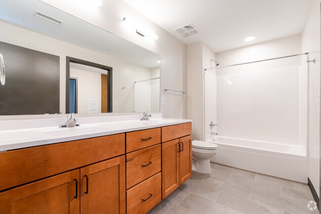 1BR, 1BA - 745SF - Bathroom