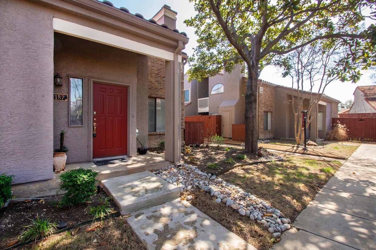 Fantastic Location 2 Bedroom 2 bath! - Fantastic Location 2 Bedroom 2 bath!