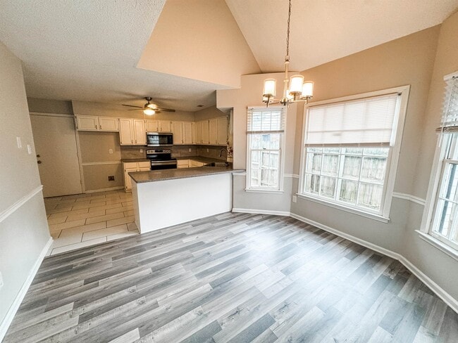 Photo - 3945 Windyke Dr