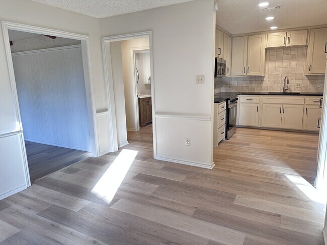 Photo - Newly refreshed 2/2/1!