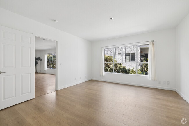 2BR, 2BA - 1,200SF - Bedroom - 939 Palm Avenue