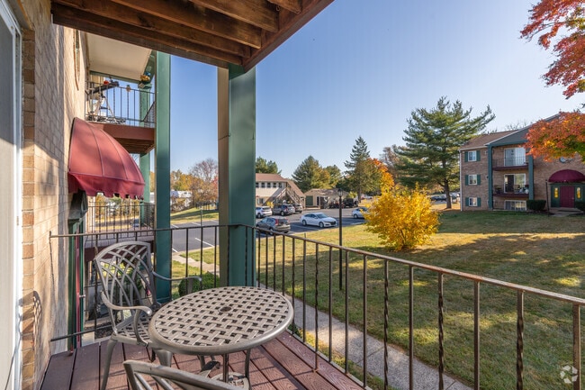 2BR, 1BA - 850SF - Balcony