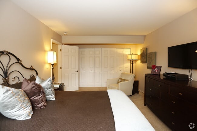 2BR, 1.5BA - 1,050SF - Master Bedroom - Courts Of Williamsburg