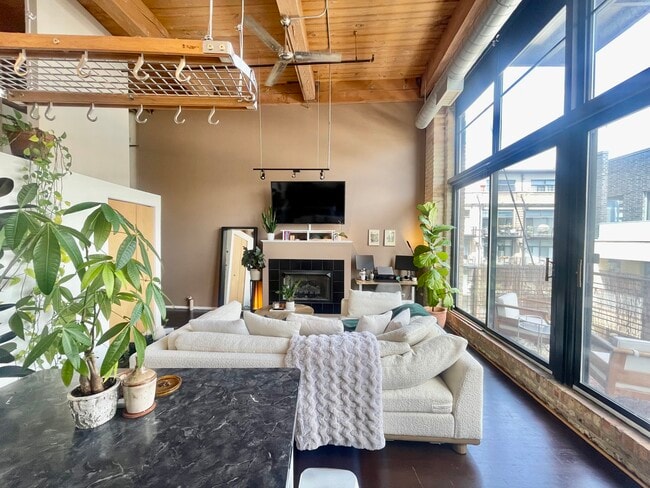 Photo - 1935 N Fairfield Ave Unit 306