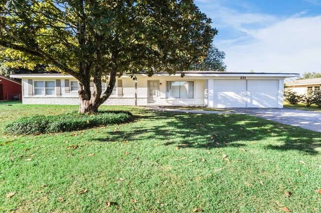 Building Photo - Charming 4 bedroom with Huge Outdoor Works...