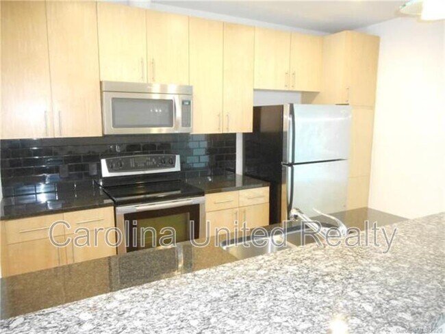 Photo - 210 N Church St Unidad 2212