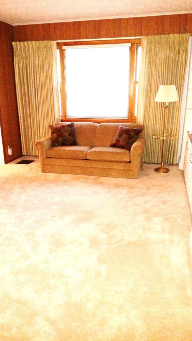 Sala de estar realmente grande con alfombra nueva - 2504 Chili Ave Unidad 2