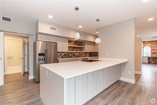 Building Photo - 4645 SE 11th Pl Unit 301 Rental