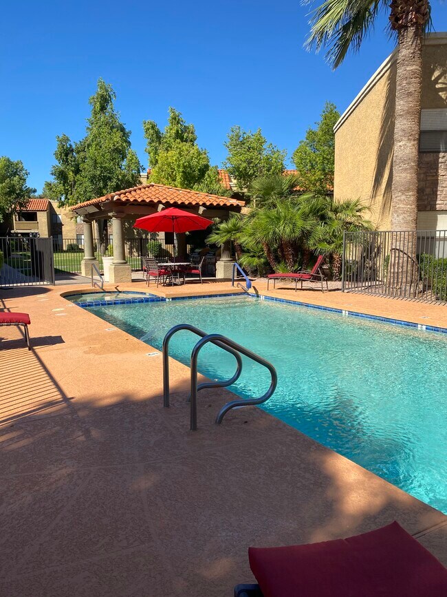 Pool - Scottsdale Place Apartments