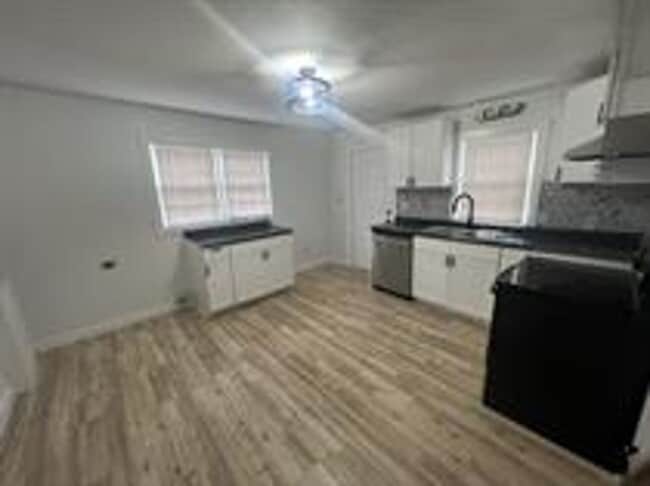 Photo - 1802 Henry St