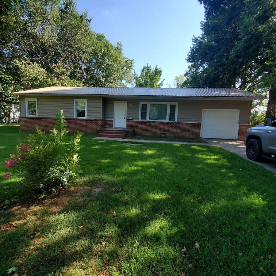 Photo - 1107 Eicher Ave