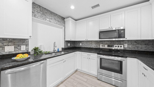 Building Photo - 10906 N Oakleaf Ave Rental