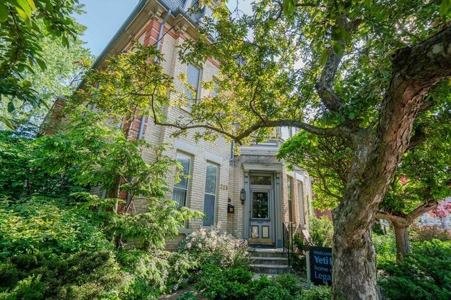 Building Photo - 217-217 Carlton St. Unit 1