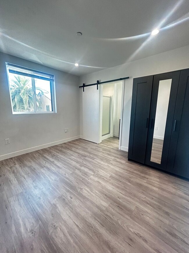 Building Photo - 1528 1/2 W 36TH PL - 204 Unit 204