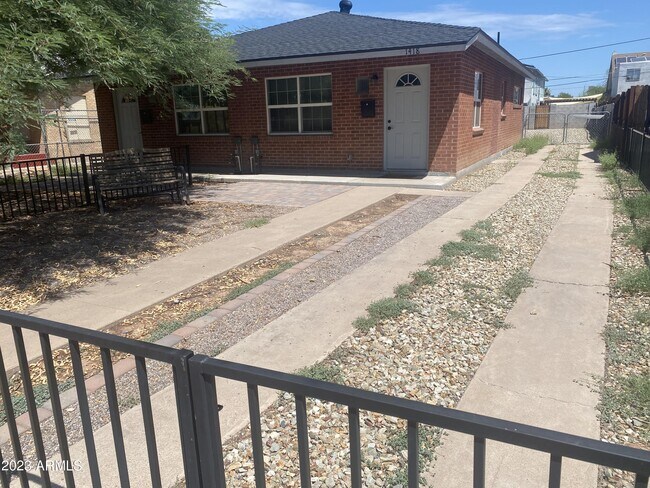 Photo - 1418 E McKinley St House