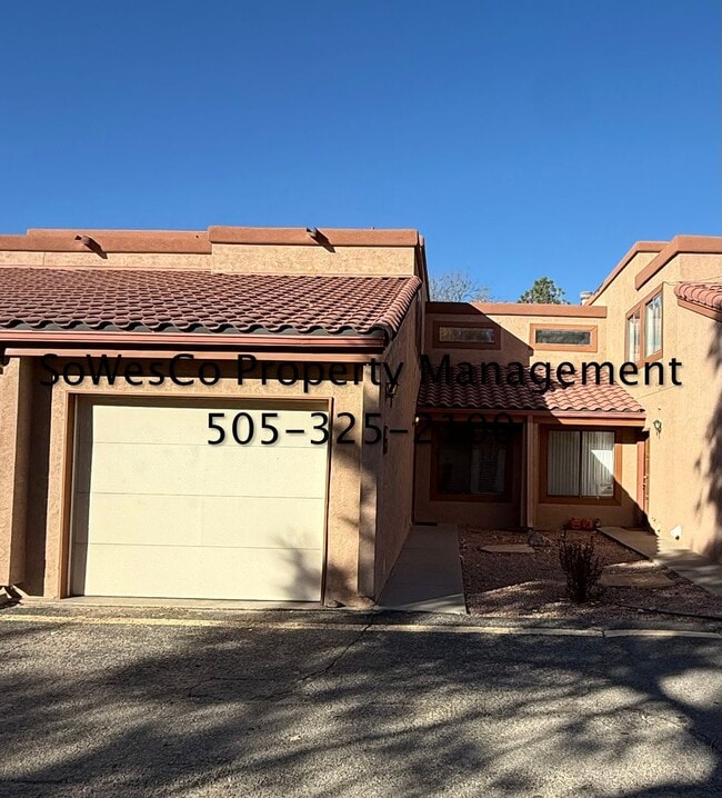 Building Photo - 2 Bedroom Furnished Monthly Rental in Coun...