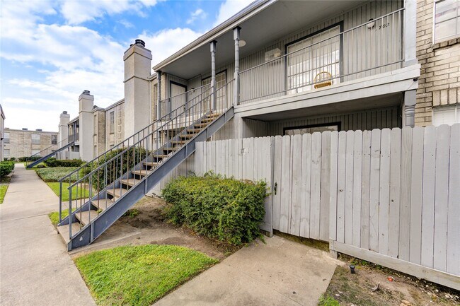 Photo - 6606 De Moss Dr Unit 1704