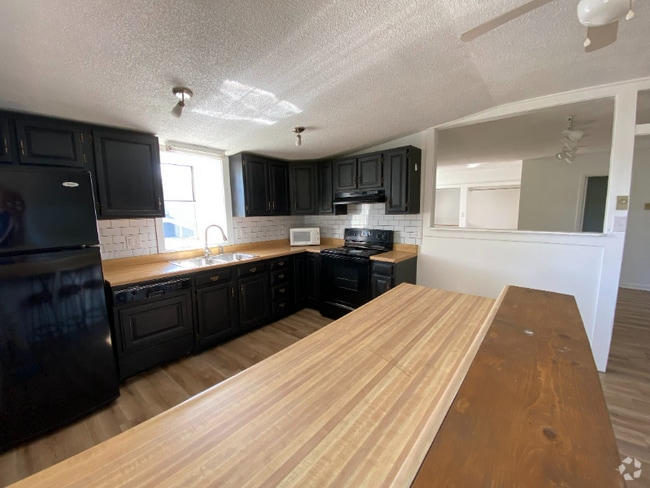 Building Photo - 610 N Eisenhower Dr Rental